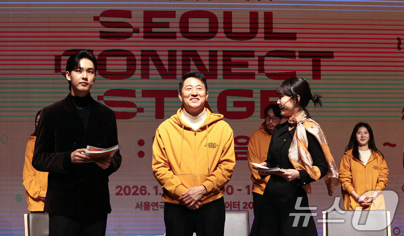 (서울=뉴스1) 최지환 기자 = 오세훈 서울시장이 26일 오후 서울 성북구 서울연극창작센터에서 열린 서울 커넥트 스테이지 개막식에서 청년 예술인과 대화를 나누고 있다. 2026.1 …