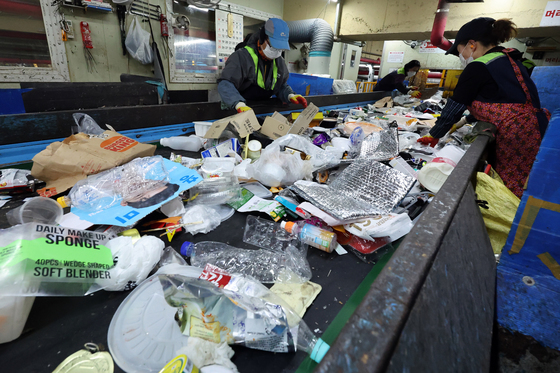 몰려드는 재활용 폐기물