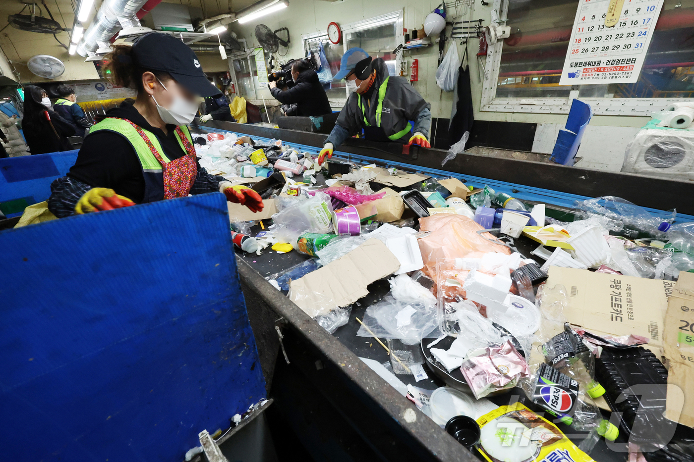 (서울=뉴스1) 황기선 기자 = 26일 오후 서울 도봉구 재활용선별장에서 관계자들이 재활용 폐기물을 분류하고 있다.서울시는 이달부터 '생활폐기물 다이어트 천만 시민 실천 프로젝트' …