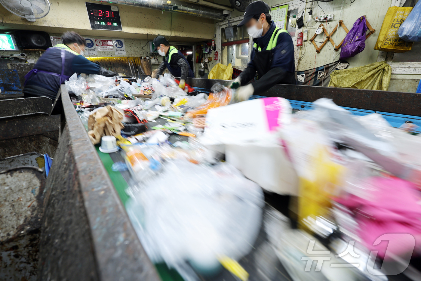 (서울=뉴스1) 황기선 기자 = 26일 오후 서울 도봉구 재활용선별장에서 관계자들이 재활용 폐기물을 분류하고 있다.서울시는 이달부터 '생활폐기물 다이어트 천만 시민 실천 프로젝트' …
