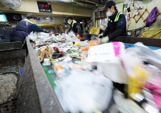 끝없이 몰려드는 재활용 폐기물