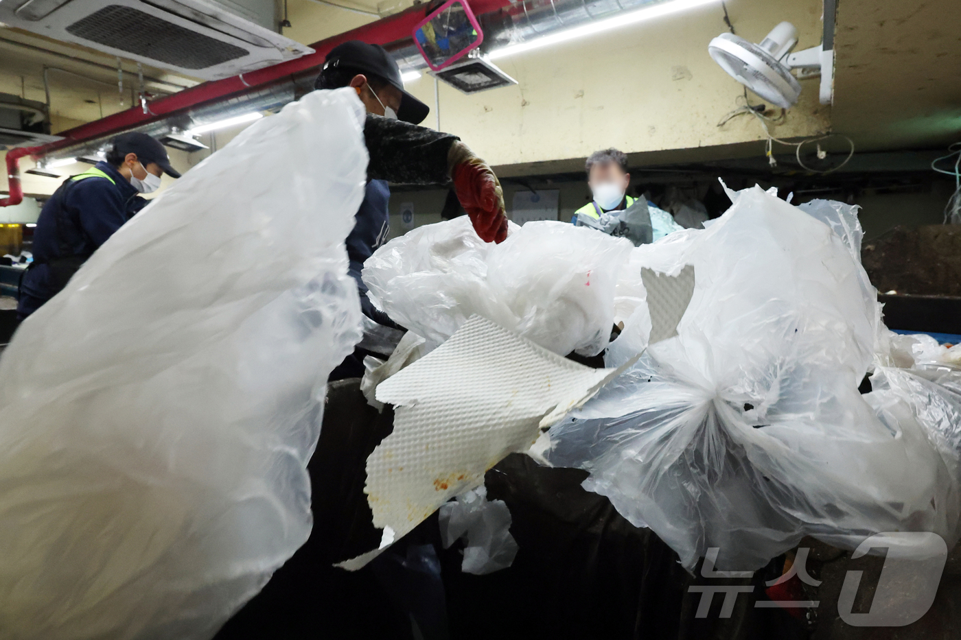 (서울=뉴스1) 황기선 기자 = 26일 오후 서울 도봉구 재활용선별장에서 관계자들이 재활용 폐기물을 분류하고 있다.서울시는 이달부터 '생활폐기물 다이어트 천만 시민 실천 프로젝트' …