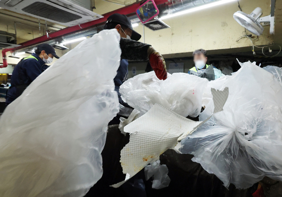 '재활용 폐기물 분류합니다'