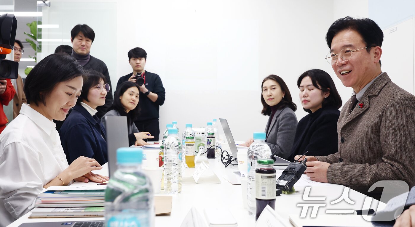 본문 이미지 - 김영훈 고용노동부 장관이 26일 오후 '육아기 10시 출근제'를 도입한 서울 금천구 주식회사 소소한소통에서 열린 고용부 일·가정 양립 현장 간담회에서 모두 발언을 하고 있다. 2026.1.26 ⓒ 뉴스1 김민지 기자