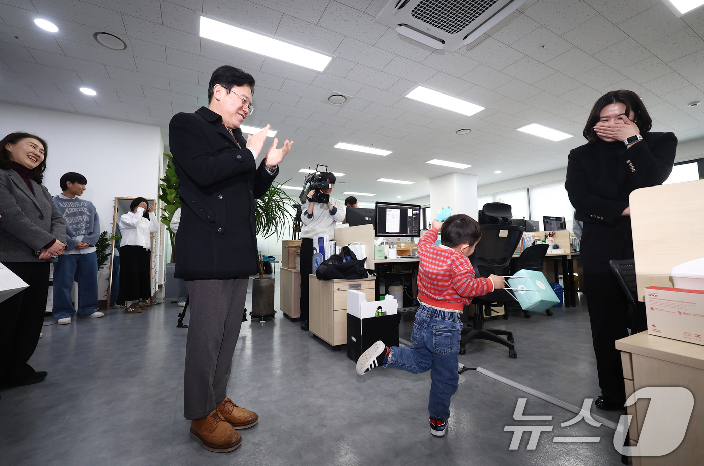 (서울=뉴스1) 김민지 기자 = 김영훈 고용노동부 장관이 26일 오후 '육아기 10시 출근제'를 도입한 서울 금천구 주식회사 소소한소통을 방문, 선물을 받은 직원의 자녀가 기뻐하자 …