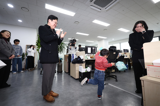 육아기 10시 출근제 도입 사업장 찾은 김영훈 장관