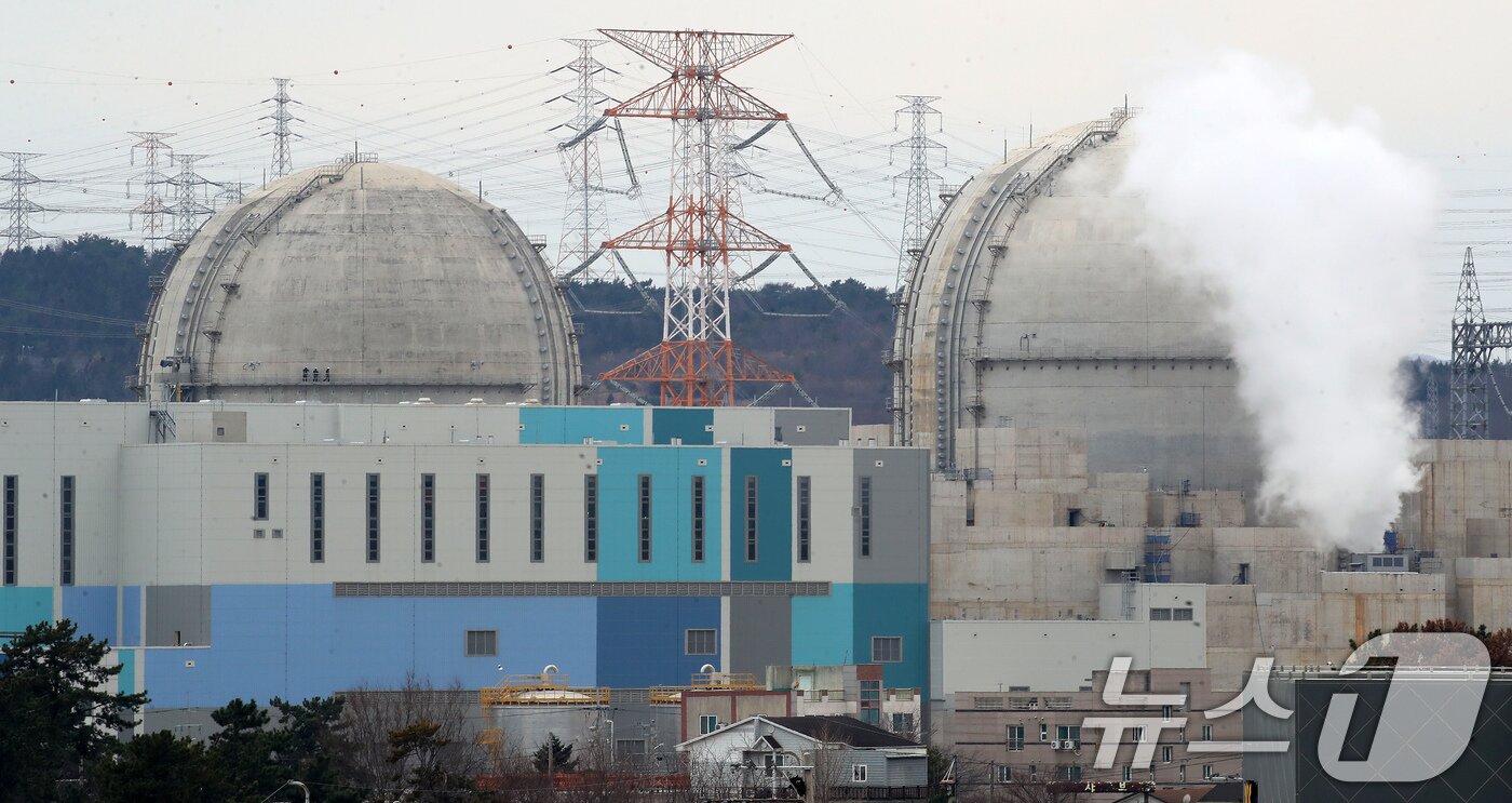 본문 이미지 - 정부가 지난 26일 대형원전 2기와 소형모듈원전(SMR) 1기 건설을 포함한 신규 원전 계획을 지난해 초 윤석열 정부에서 확정했던 제11차 전력수급기본계획대로 이어가기로 했다. 사진은 공사 중인 울산 울주군 새울 3·4호기 원전(옛 신고리 5·6호기) 모습. /뉴스1 ⓒ News1 윤일지 기자