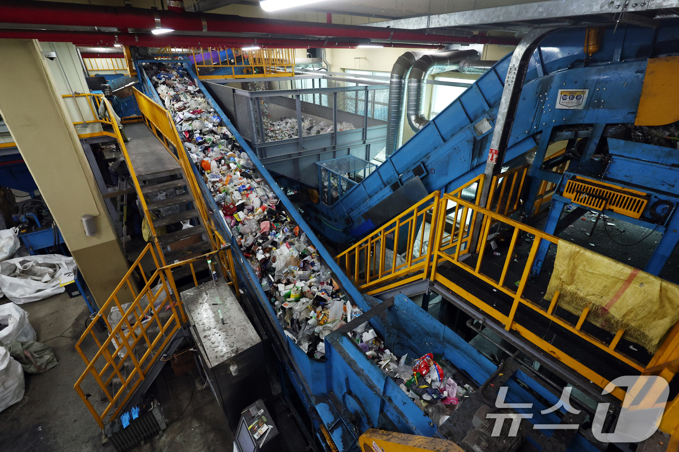 (서울=뉴스1) 황기선 기자 = 26일 오후 서울 도봉구 재활용선별장에서 재활용 폐기물이 분류되고 있다.서울시는 이달부터 '생활폐기물 다이어트 천만 시민 실천 프로젝트'를 본격 추 …