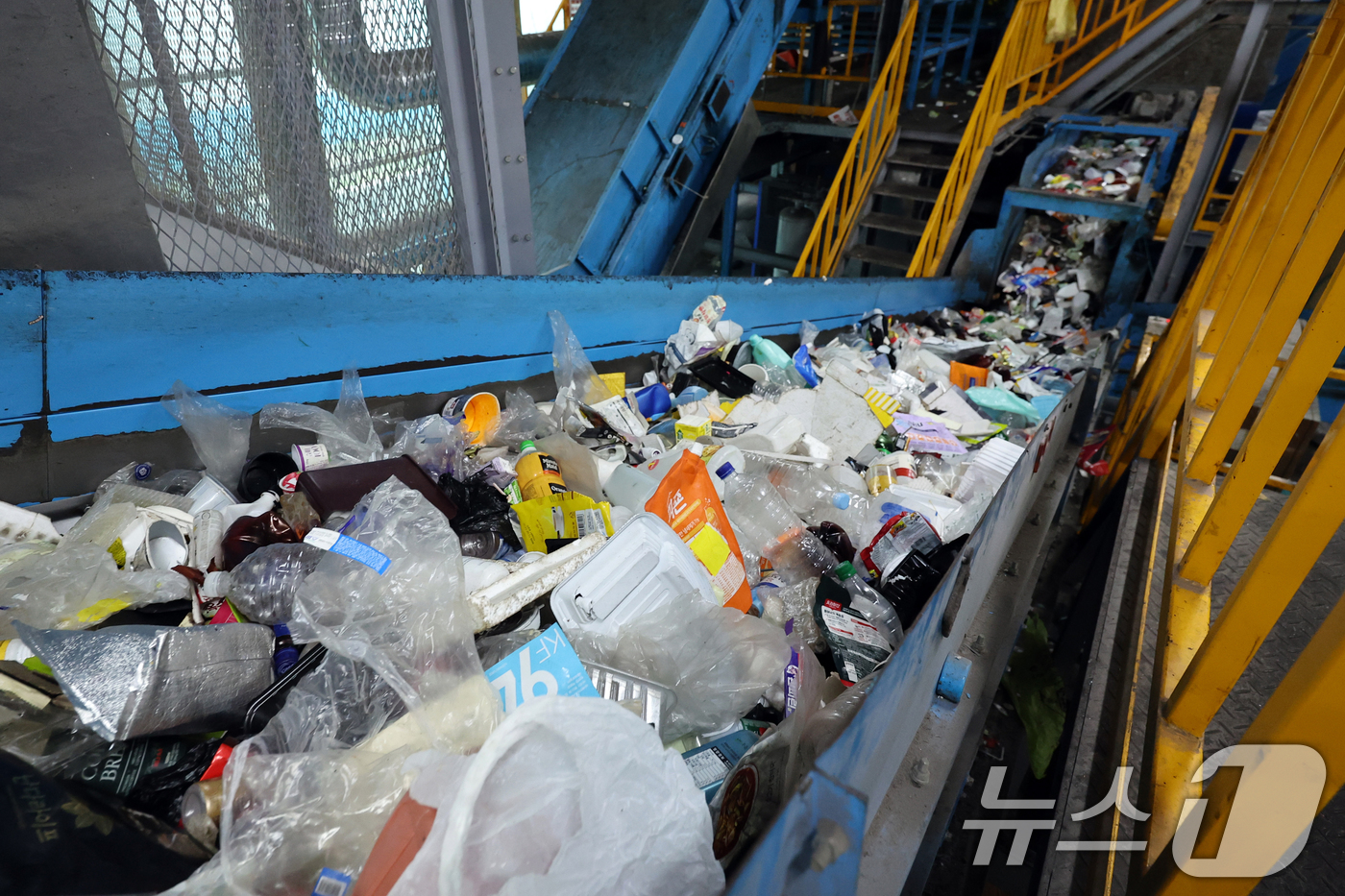 (서울=뉴스1) 황기선 기자 = 26일 오후 서울 도봉구 재활용선별장에서 재활용 폐기물이 분류되고 있다.서울시는 이달부터 '생활폐기물 다이어트 천만 시민 실천 프로젝트'를 본격 추 …