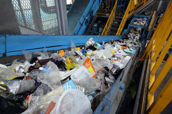 끊임없이 몰려드는 재활용 폐기물