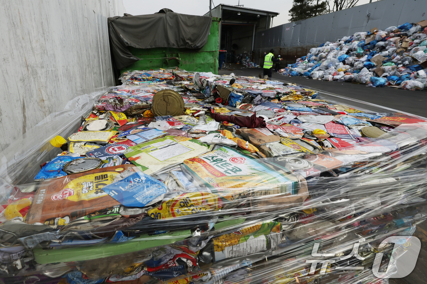 (서울=뉴스1) 황기선 기자 = 26일 오후 서울 도봉구 재활용선별장에서 관계자들이 재활용 폐기물을 분류하고 있다.서울시는 이달부터 '생활폐기물 다이어트 천만 시민 실천 프로젝트' …