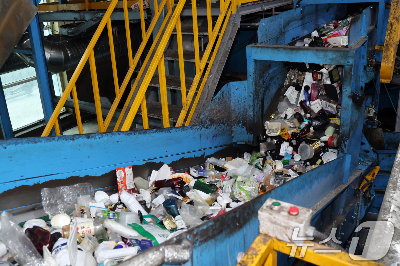 (서울=뉴스1) 황기선 기자 = 26일 오후 서울 도봉구 재활용선별장에서 재활용 폐기물이 분류되고 있다.서울시는 이달부터 '생활폐기물 다이어트 천만 시민 실천 프로젝트'를 본격 추 …