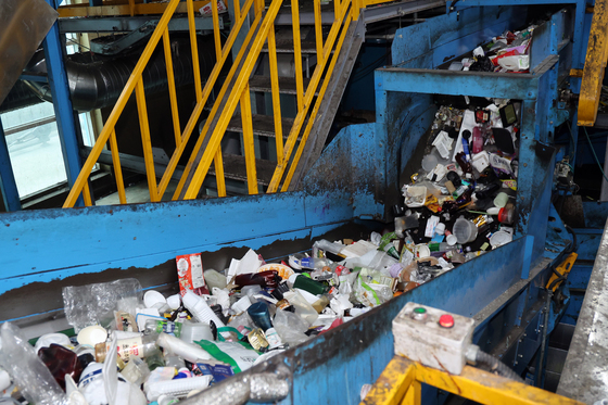 몰려드는 재활용 폐기물