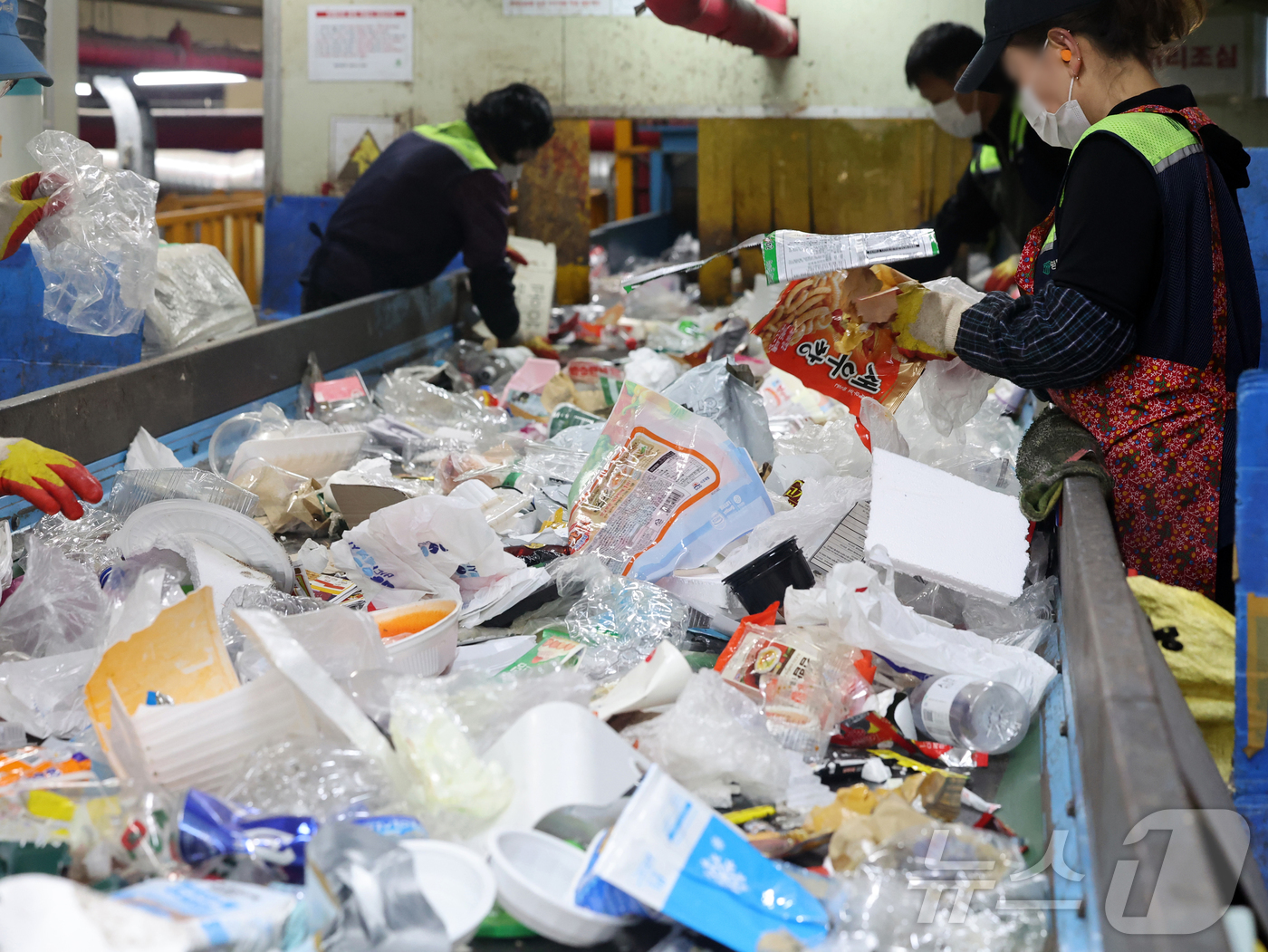 (서울=뉴스1) 황기선 기자 = 26일 오후 서울 도봉구 재활용선별장에서 관계자들이 재활용 폐기물을 분류하고 있다.서울시는 이달부터 '생활폐기물 다이어트 천만 시민 실천 프로젝트' …