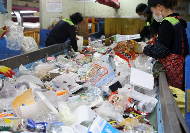 재활용 폐기물 '사람이 직접 다시 분류해요'