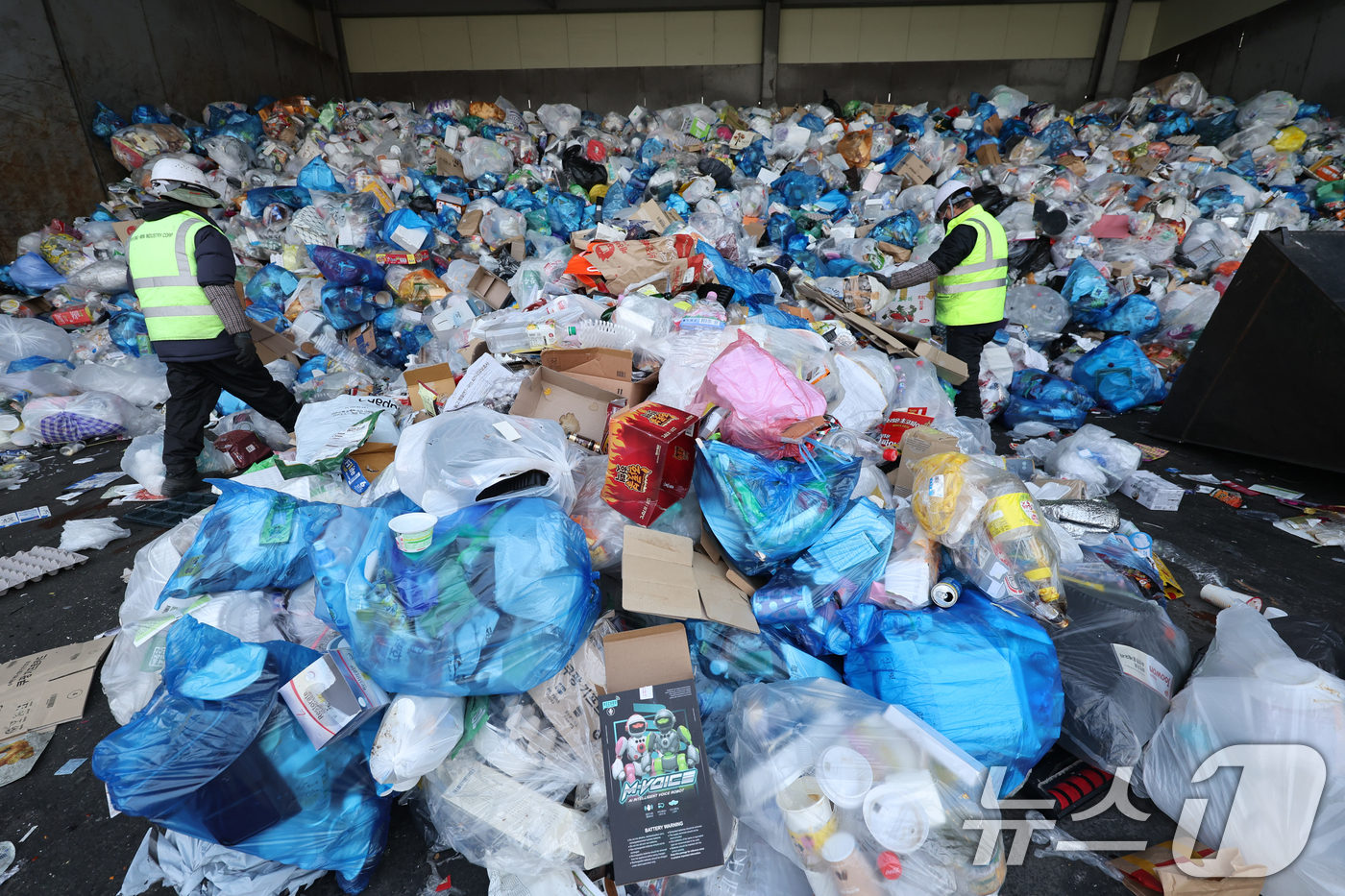 (서울=뉴스1) 황기선 기자 = 26일 오후 서울 도봉구 재활용선별장에서 관계자들이 재활용 폐기물을 분류하고 있다.서울시는 이달부터 '생활폐기물 다이어트 천만 시민 실천 프로젝트' …