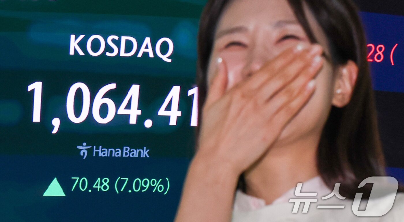 본문 이미지 -  26일 오후 서울 중구 하나은행 딜링룸 전광판에 코스닥 종가가 나오고 있다. 2026.1.26/뉴스1 ⓒ News1 안은나 기자