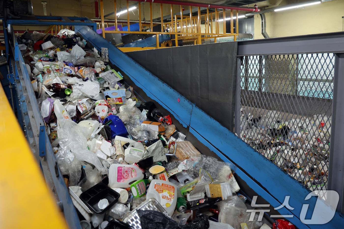 (서울=뉴스1) 황기선 기자 = 26일 오후 서울 도봉구 재활용선별장에서 재활용 폐기물이 분류되고 있다.서울시는 이달부터 '생활폐기물 다이어트 천만 시민 실천 프로젝트'를 본격 추 …