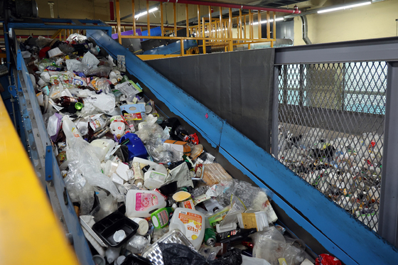 수작업으 분류되는 재활용 폐기물