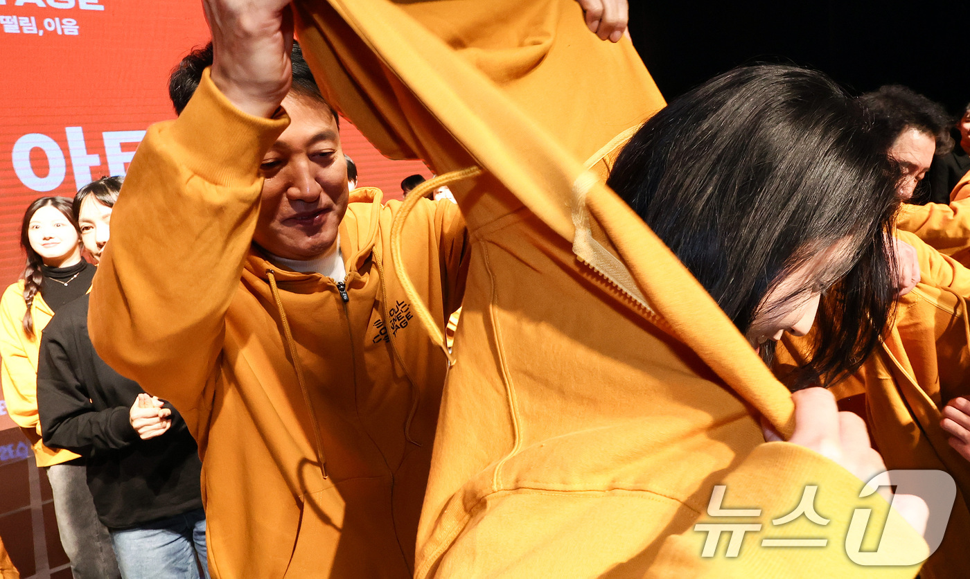 (서울=뉴스1) 최지환 기자 = 오세훈 서울시장이 26일 오후 서울 성북구 서울연극창작센터에서 열린 서울 커넥트 스테이지 개막식에서 27개 선정팀에게 환영 세레모니를 하고 있다. …