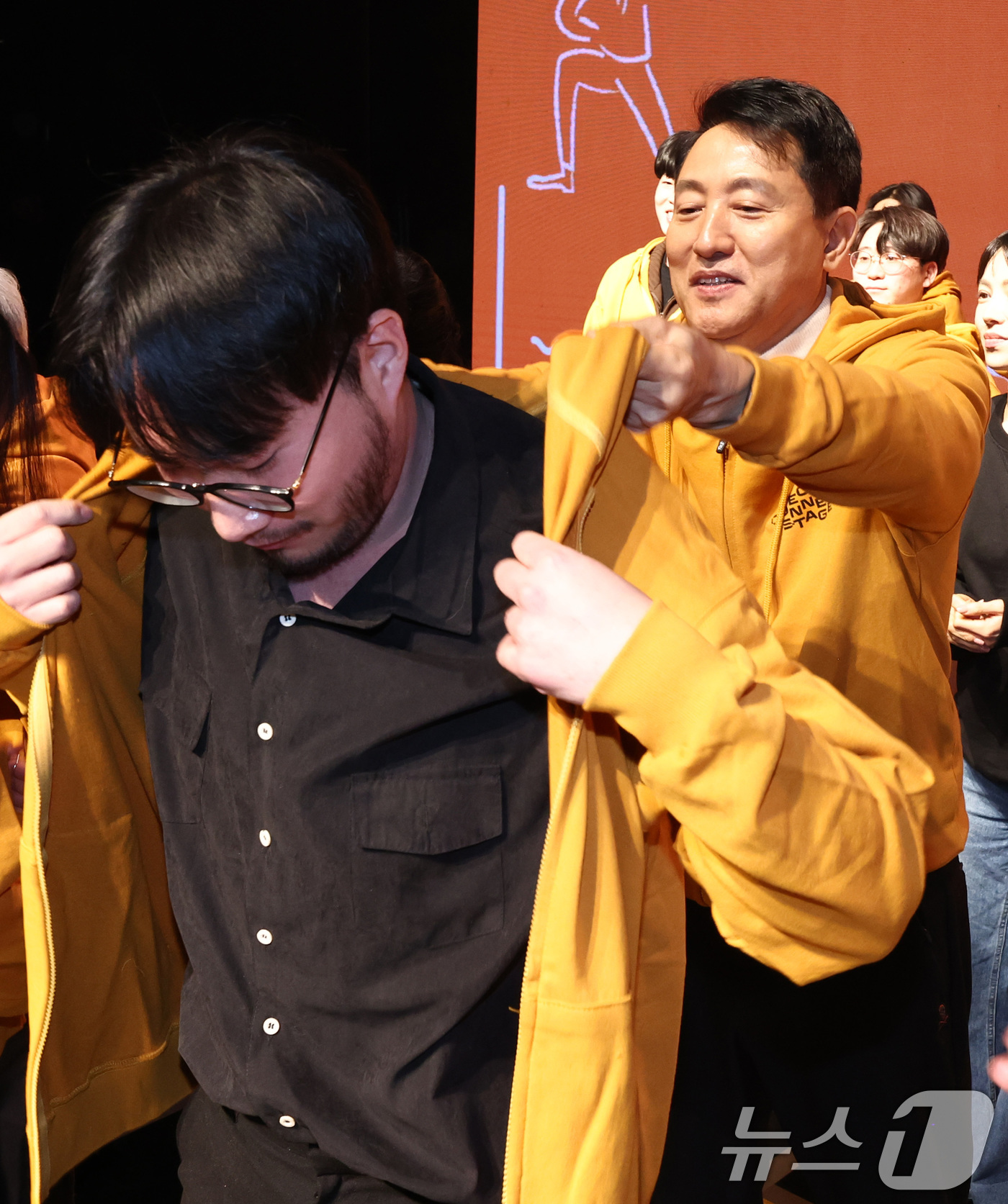 (서울=뉴스1) 최지환 기자 = 오세훈 서울시장이 26일 오후 서울 성북구 서울연극창작센터에서 열린 서울 커넥트 스테이지 개막식에서 27개 선정팀에게 환영 세레모니를 하고 있다. …