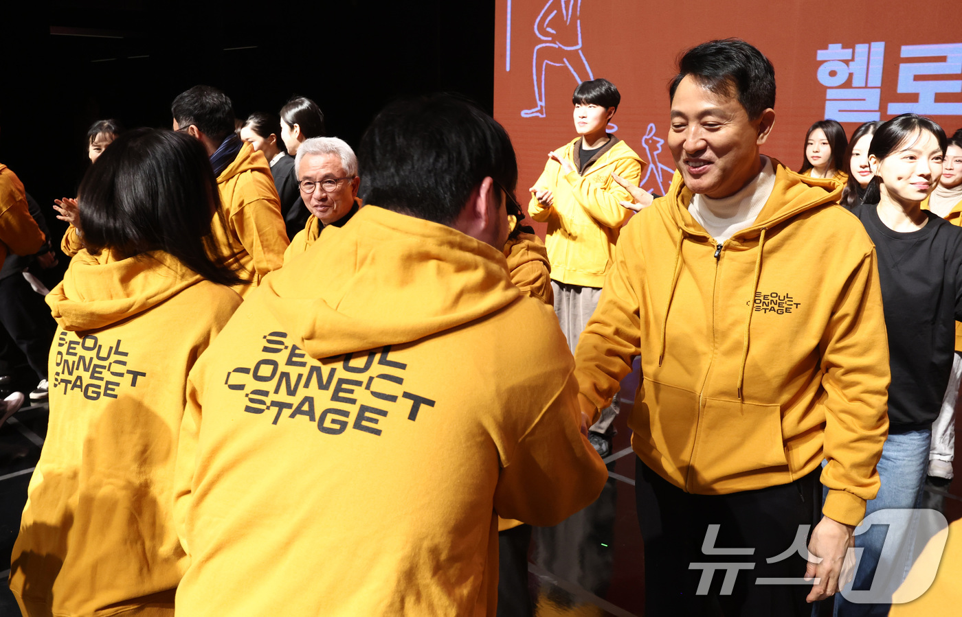 (서울=뉴스1) 최지환 기자 = 오세훈 서울시장이 26일 오후 서울 성북구 서울연극창작센터에서 열린 서울 커넥트 스테이지 개막식에서 27개 선정팀에게 환영 세레모니를 하고 있다. …
