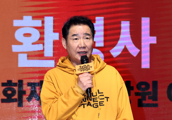 서울 커넥트 스테이지 참여 배우 격려하는 박상원 이사장