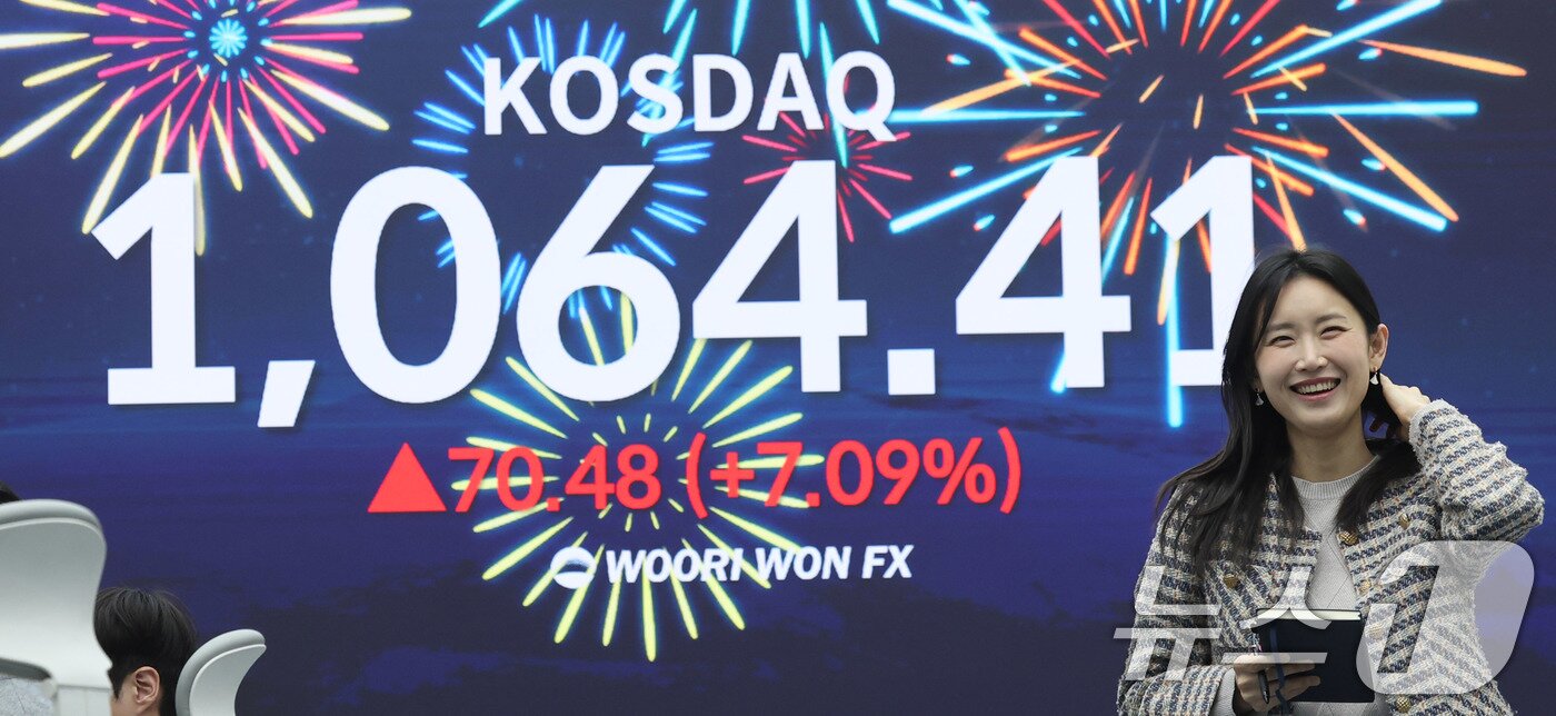 본문 이미지 - 26일 서울 중구 우리은행 본점 딜링룸 현황판에 코스닥 지수가 전장보다 70.48포인트(7.09%) 오른 1,064.41이 나타나고 있다. 2026.1.26/뉴스1 ⓒ News1 박지혜 기자