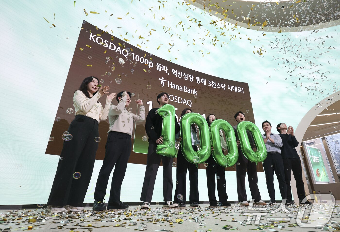 본문 이미지 - 코스닥 지수가 장중 7% 넘게 급등하며 닷컴버블 이후 사상 최고치를 돌파한 26일 서울 중구 하나은행 본점 딜링룸에서 직원들이 축하 세리머니를 하고 있다. (공동취재) 2026.1.26/뉴스1 ⓒ News1 안은나 기자