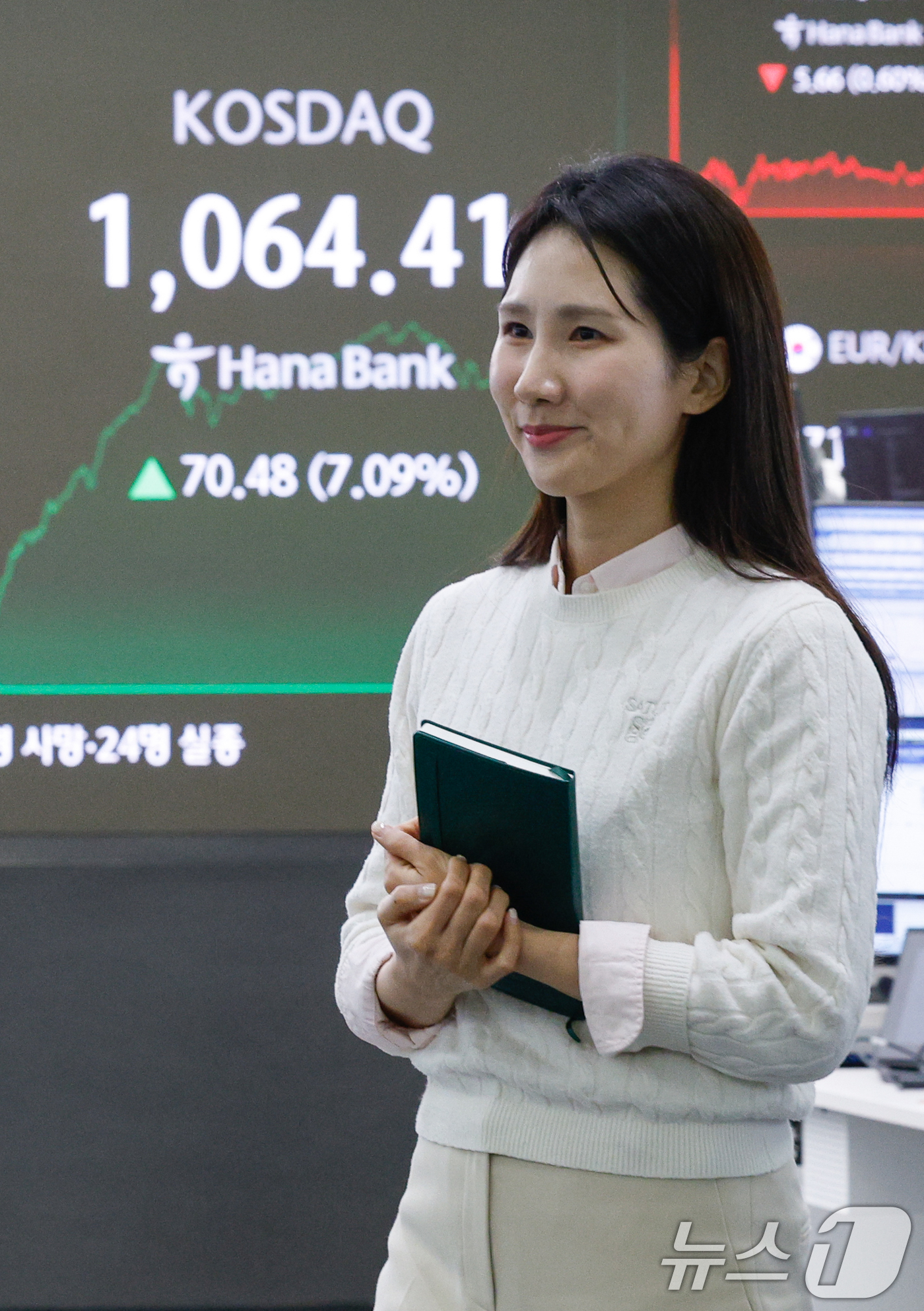 (서울=뉴스1) 안은나 기자 = 코스닥 지수가 장중 7% 넘게 급등하며 닷컴버블 이후 사상 최고치를 돌파한 26일 오후 서울 중구 하나은행 딜링룸 전광판에 코스닥 종가가 나오고 있 …