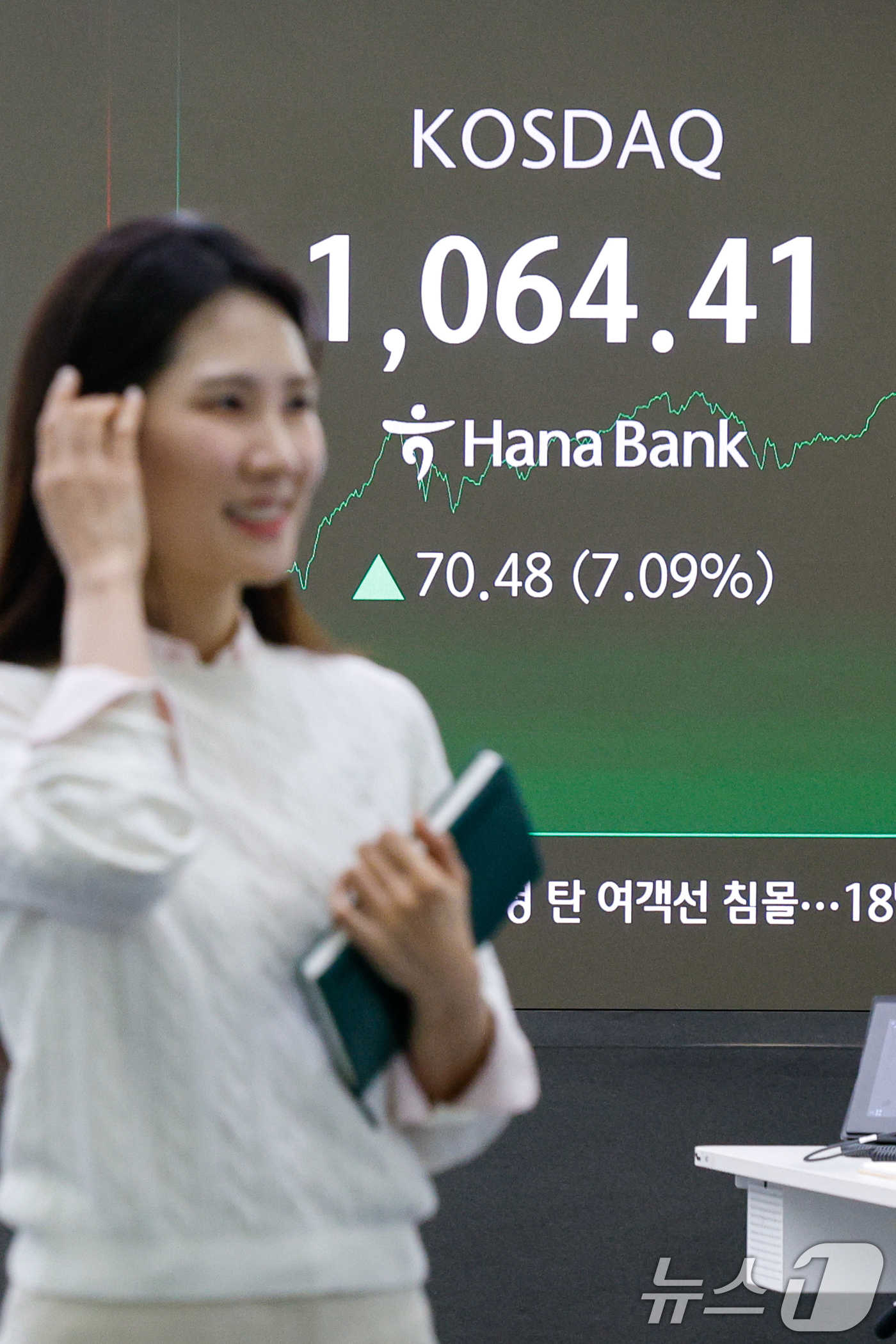 (서울=뉴스1) 안은나 기자 = 코스닥 지수가 장중 7% 넘게 급등하며 닷컴버블 이후 사상 최고치를 돌파한 26일 오후 서울 중구 하나은행 딜링룸 전광판에 코스닥 종가가 나오고 있 …