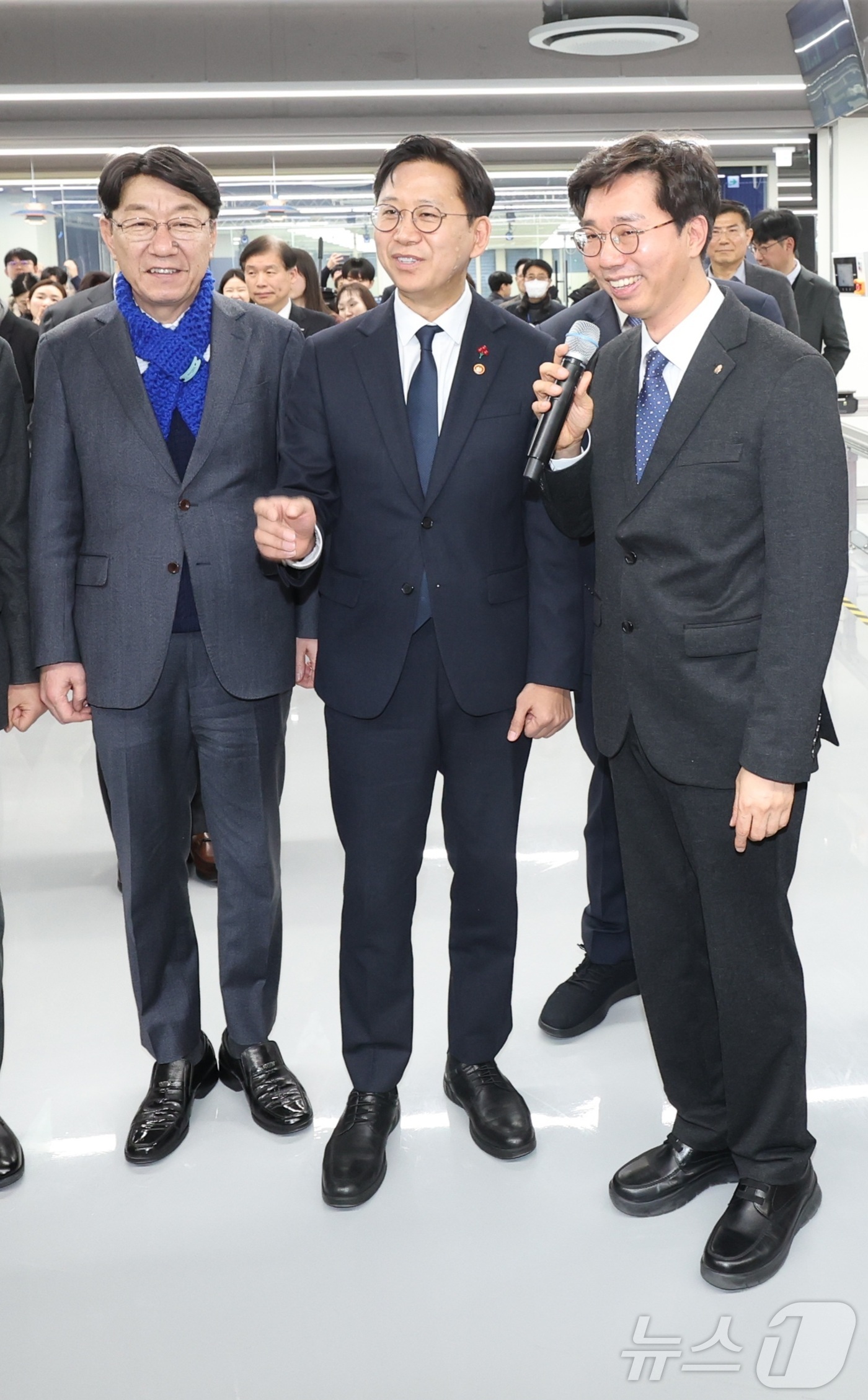 (전주=뉴스1) 유경석 기자 = 배경훈 부총리 겸 과학기술정보통신부 장관(가운데)이 26일 전북 전주시 전북대학교 창조2관에서 열린 피지컬AI 실증랩 개소식에 참석해 시설을 살펴보 …