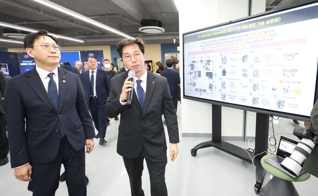 전북대 피지컬 AI 실증랩 시설 살피는 배경훈 부총리