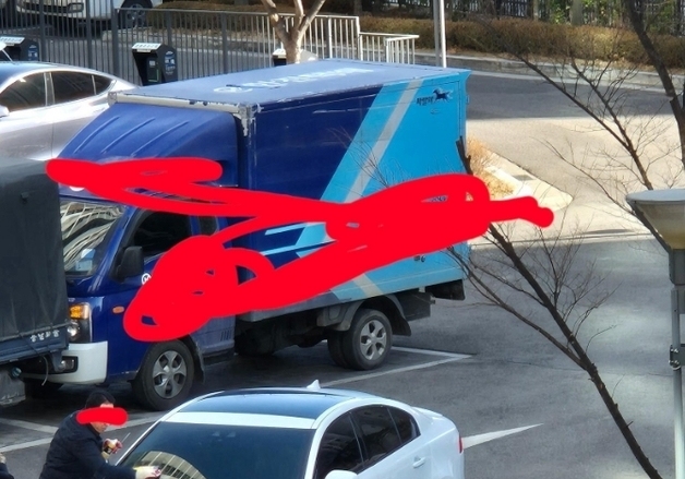 "내 차 주차스티커 당장 떼"…재규어 차주, 경비원에 고래고래 갑질