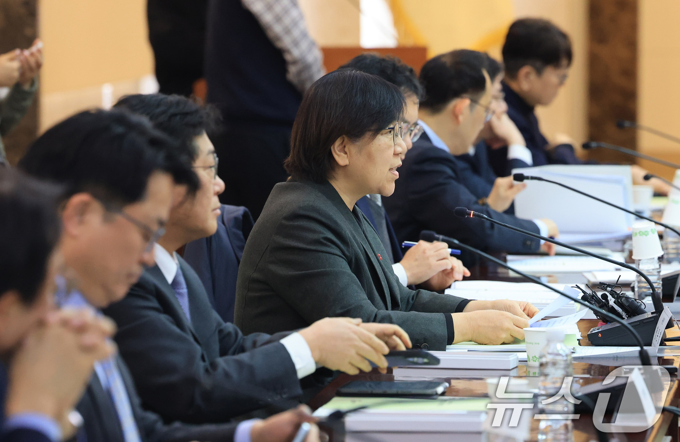(서울=뉴스1) 임세영 기자 = 정은경 보건복지부 장관이 26일 서울 종로구 정부서울청사에서 열린  2026년도 제1차 국민연금기금운용위원회 회의에서 모두발언을 하고 있다. 202 …