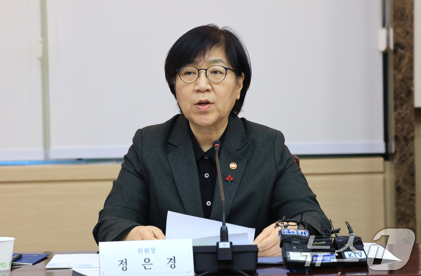 (서울=뉴스1) 임세영 기자 = 정은경 보건복지부 장관이 26일 서울 종로구 정부서울청사에서 열린  2026년도 제1차 국민연금기금운용위원회 회의에서 모두발언을 하고 있다. 202 …