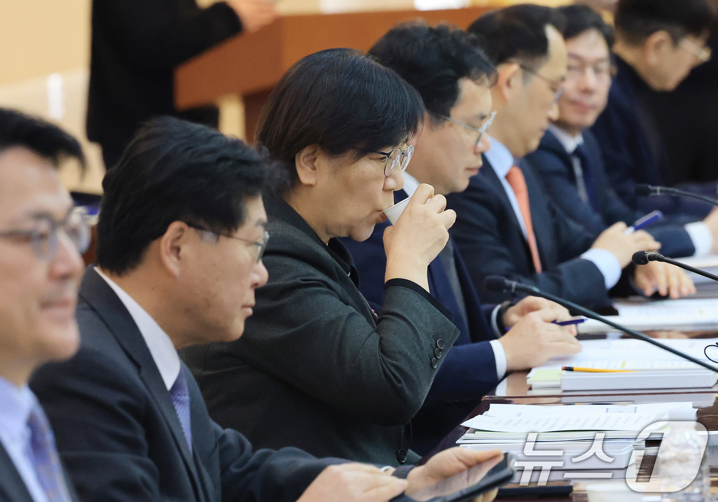 (서울=뉴스1) 임세영 기자 = 정은경 보건복지부 장관이 26일 서울 종로구 정부서울청사에서 열린  2026년도 제1차 국민연금기금운용위원회 회의에서 물을 마시고 있다. 2026. …