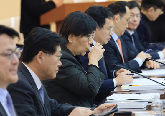 물 마시는 정은경 장관