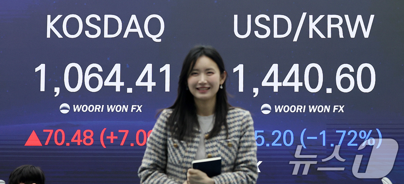 (서울=뉴스1) 박지혜 기자 = 코스닥 지수가 장중 7% 넘게 급등하며 닷컴버블 이후 사상 최고치를 돌파한 26일 오후 서울 중구 우리은행 딜링룸 전광판에 코스닥, 달러 원 환율 …