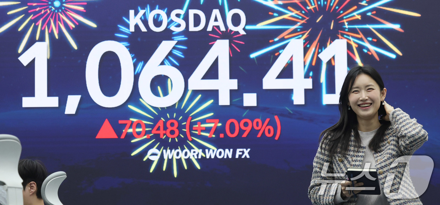 (서울=뉴스1) 박지혜 기자 = 26일 서울 중구 우리은행 본점 딜링룸 현황판에 코스닥 지수가 전장보다 70.48포인트(7.09%) 오른 1,064.41이 나타나고 있다.이날 코스 …
