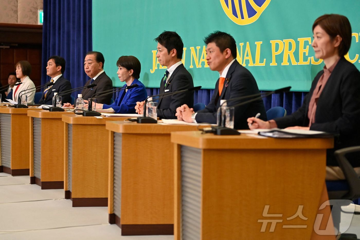 본문 이미지 - (왼쪽부터) 다무라 도모코 일본공산당 위원장, 다마키 유이치로 국민민주당 대표, 노다 요시히코 중도개혁연합 공동대표, 다카이치 사나에 일본 총리 겸 자민당 총재, 후지타 후미타케 일본유신회 공동대표, 가미야 소헤이 참정당 대표, 오이시 아키코 레이와신센구미 공동대표가 26일 도쿄 일본기자클럽에서 열린 7개 정당 당수 패널 토론회에 참석했다. 2026.01.26 ⓒ AFP=뉴스1 ⓒ News1 최종일 선임기자