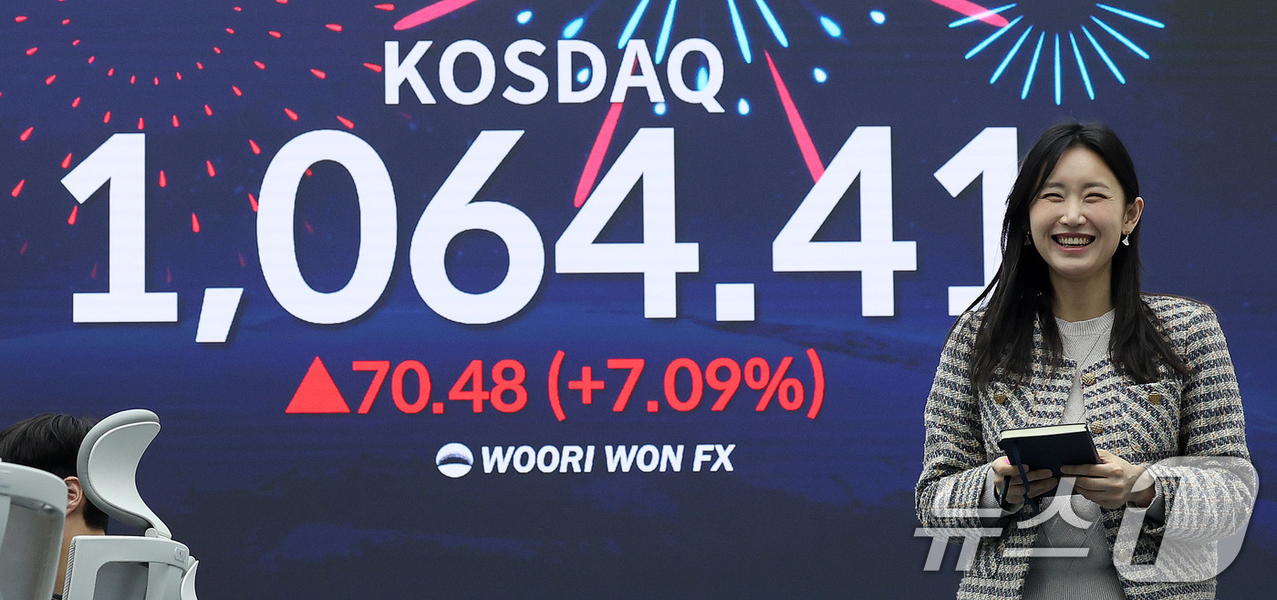 (서울=뉴스1) 박지혜 기자 = 26일 서울 중구 우리은행 본점 딜링룸 현황판에 코스닥 지수가 전장보다 70.48포인트(7.09%) 오른 1,064.41이 나타나고 있다.이날 코스 …