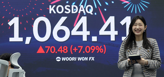 '코스닥 축제' 코스피 대형주는 숨고르기…SK하이닉스 4%↓