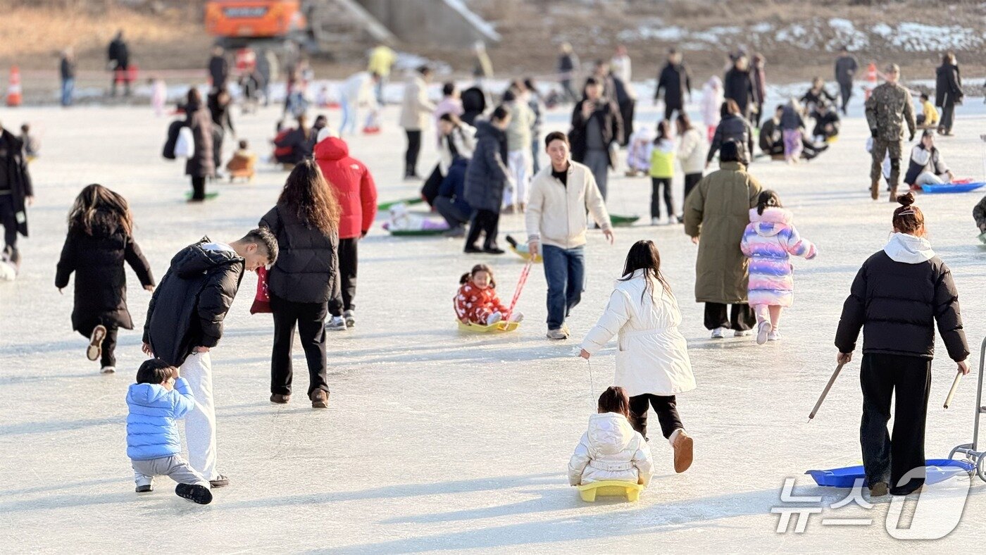 본문 이미지 - 제14회 홍천강 꽁꽁축제 현장 사진.(홍천문화재단 제공. 재판매 및 DB금지)/뉴스1
