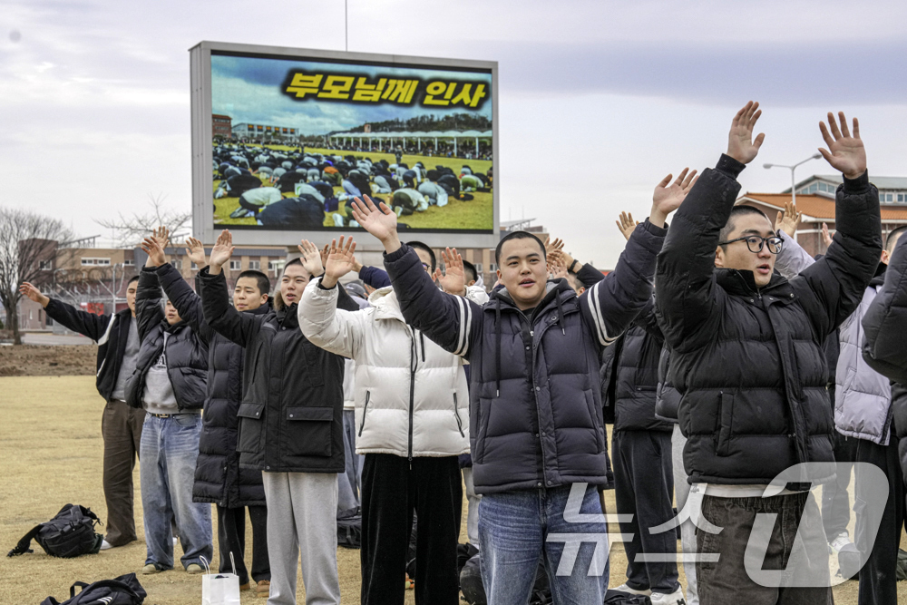 (포항=뉴스1) 최창호 기자 = 26일 경북 포항시 남구 해병대 교육훈련단 행사 연병장에서 열린 2026년 새해 첫 신병 1326기 1250명에 대한 입영식에서 신병들이 부모님들께 …