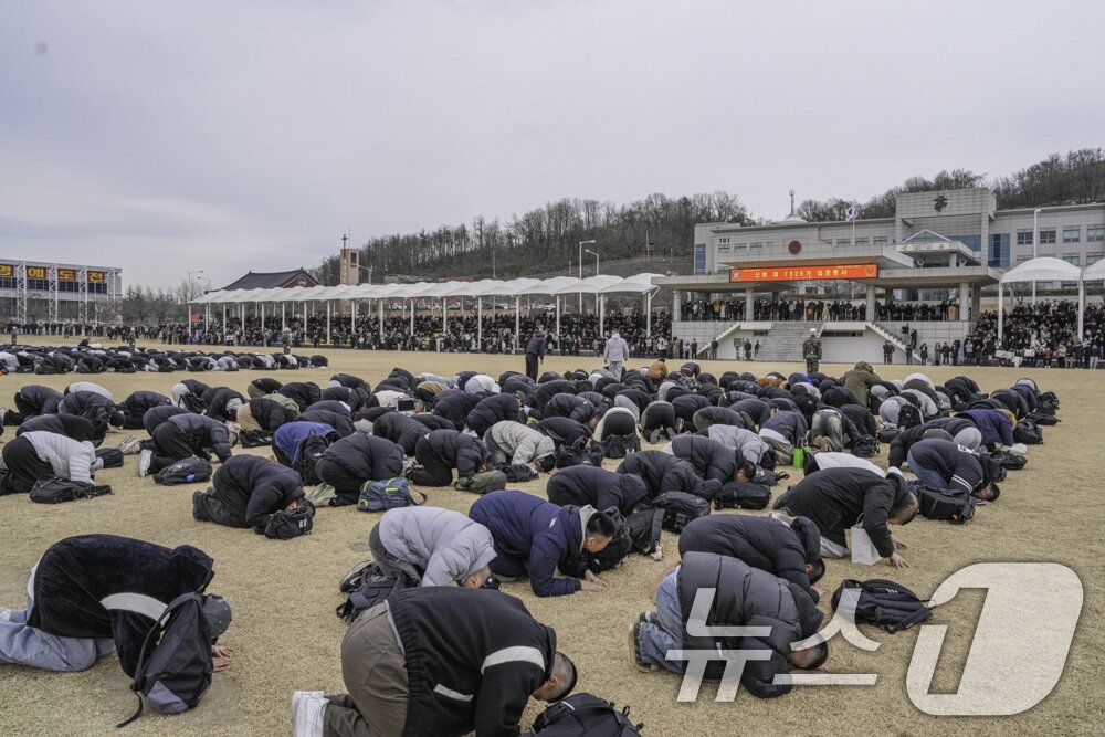 본문 이미지 - 26일 경북 포항시 남구 해병대 교육훈련단 행사 연병장에서 열린 2026년 새해 첫 신병 1326기 1250명에 대한 입영식에서 신병들이 부모님들께 인사하고 있다. (해병대교육훈련단 제공, 재판매 및 DB금지) 2026.1.26/뉴스1 ⓒ News1 최창호 기자