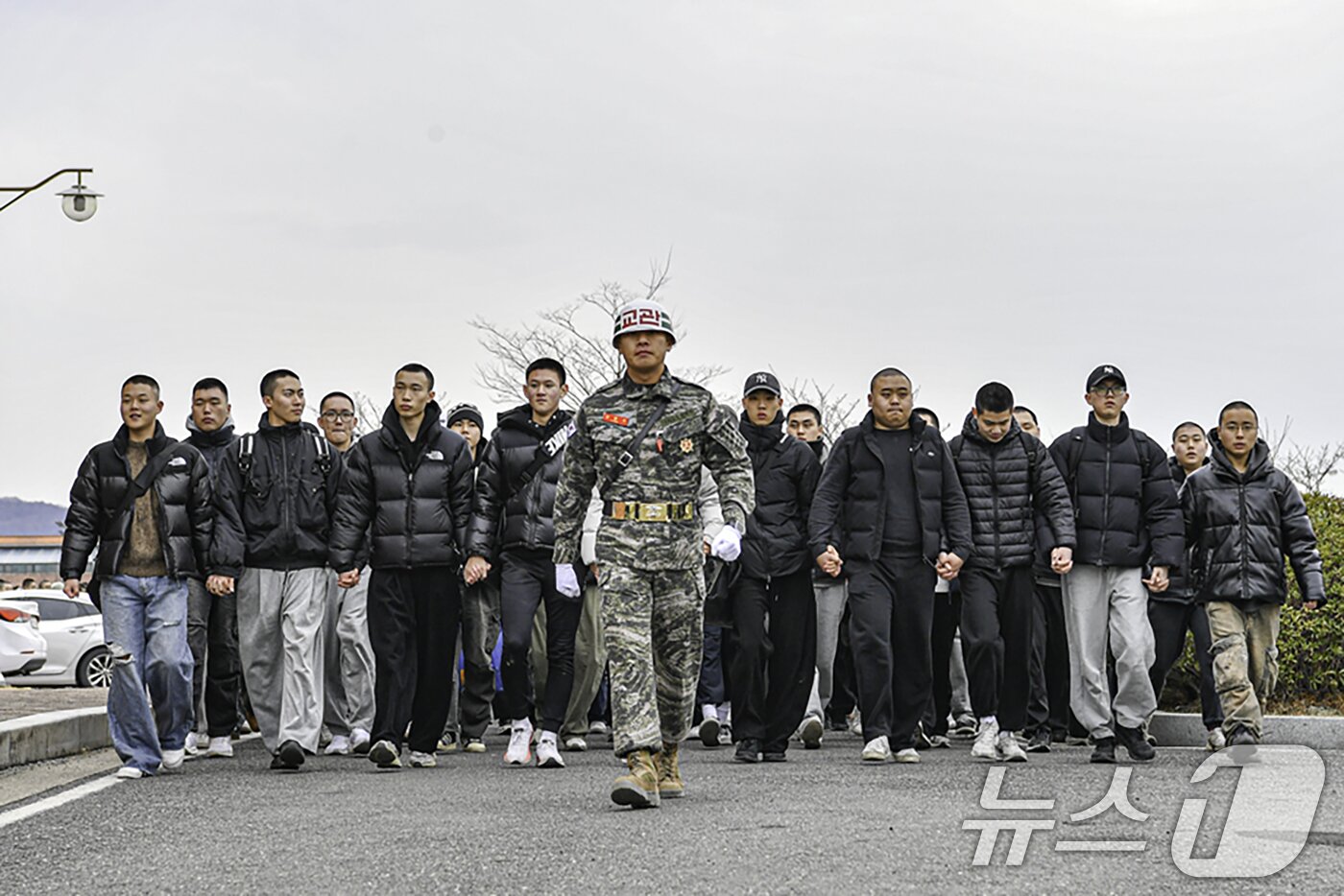 본문 이미지 - 26일 경북 포항시 남구 해병대 교육훈련단 행사 연병장에서 열린 2026년 새해 첫 신병 1326기 1250명에 대한 입영식을 마친 신병들이 교관을 따라 훈련소로 가고 있다. (해병대교육훈련단 제공, 재판매 및 DB금지) 2026.1.26/뉴스1 ⓒ News1 최창호 기자