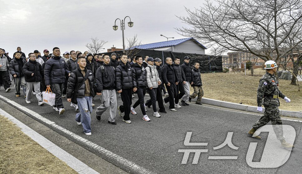 본문 이미지 - 26일 경북 포항시 남구 해병대 교육훈련단 행사 연병장에서 열린 2026년 새해 첫 신병 1326기 1250명에 대한 입영식을 마친 신병들이 교관을 따라 훈련소로 가고 있다.(해병대교육훈련단 제공, 재판매 및 DB금지) 2026.1.26/뉴스1 ⓒ News1 최창호 기자