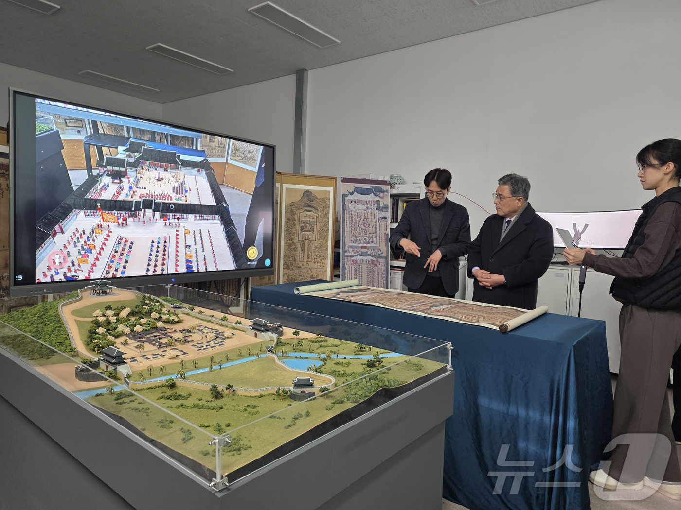 (서울=뉴스1) = 허민 국가유산청장이 26일 오후 충남 부여군 소재 한국전통문화대학교 온지관에서 디지털헤리티지학과 IDH연구소가 증강현실, 메타버스 기술을 적용해 제작한 ‘봉수당 …