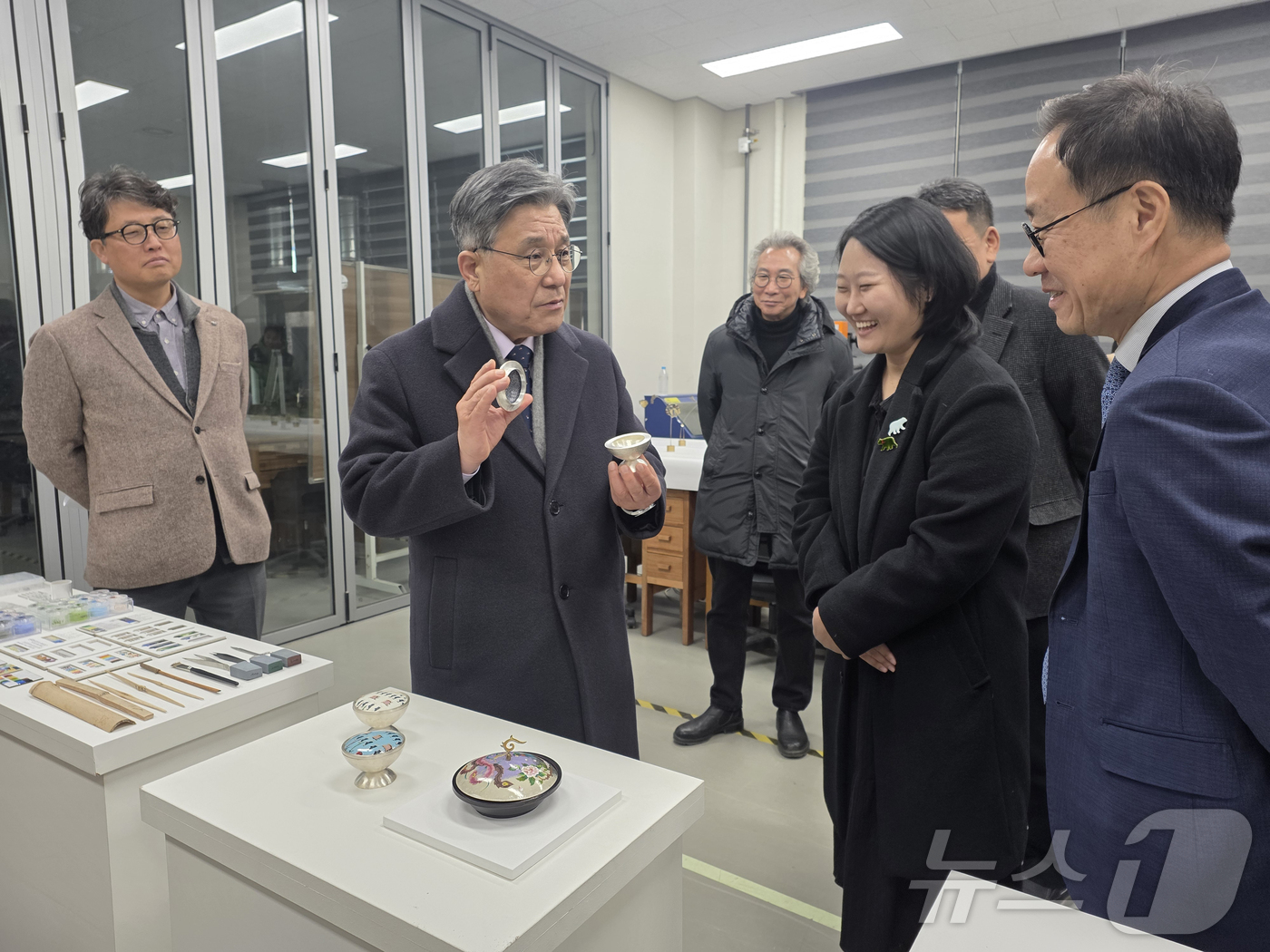 (서울=뉴스1) = 허민 국가유산청장이 26일 오후 충남 부여군 소재 한국전통문화대학교를 방문해 전통미술공예학과 학생들의 작품을 살펴보고 있다. (국가유산청 제공. 재판매 및 DB …